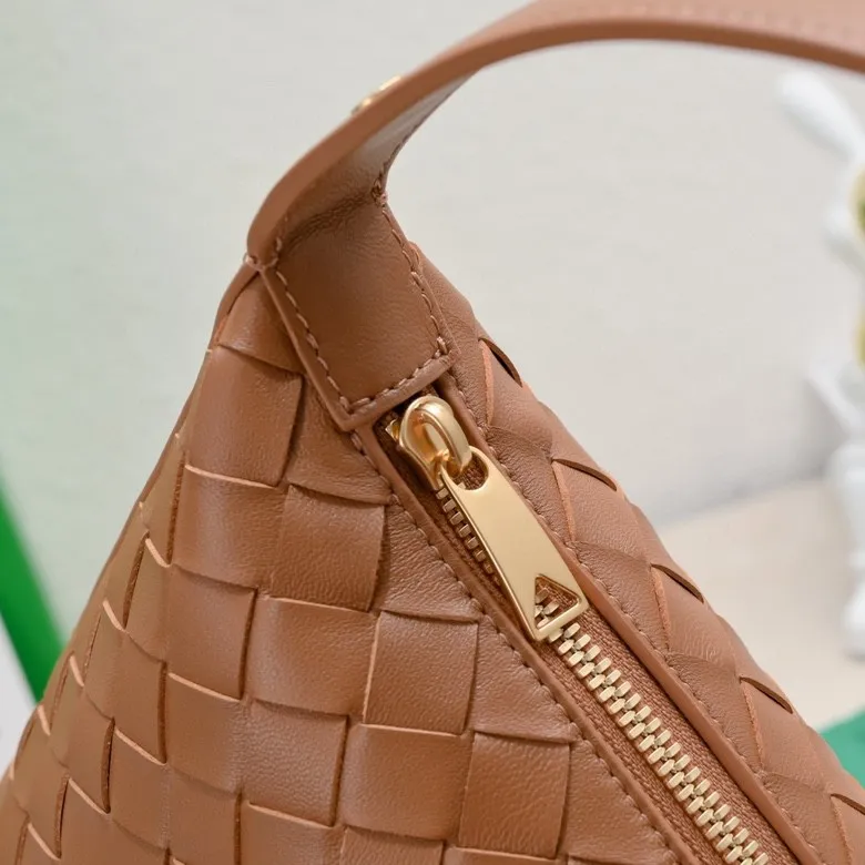 Batch 1360 #BvWallace Shoulder Lunch Bag 🔥 A lunch box bag that you can just grab and go. It is made of classic intrecciato weaving technology and reflects the craftsmanship of Bottega. The entire bag is made of top-grade happa lambskin. It is very soft and lightweight. The small bag shape is cute and exquisite. The interior capacity is also very large and can be carried under the arm. It is quite practical! The bottom of the bag is made of gold metal to prevent wear and tear. The details are really good! Choose this elegant commuting bag for Zaoba people~ Size: 22x13x9.5, model number; 7748#